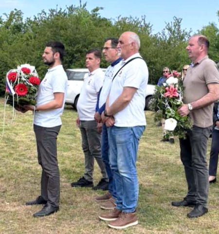 Одата почаст и положени венци поводом 27 година од страдања војника Петра Масенца