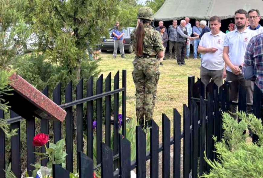 Одата почаст и положени венци поводом 27 година од страдања војника Петра Масенца