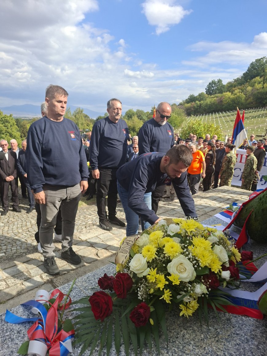 ЗАЈЕДНИЦА ВЕТЕРАНА СРБИЈЕ ОДАЛА ПОЧАСТ СРПСКИМ ЈУНАЦИМА НА ВОЈНИЧКОМ ГРОБЉУ У БИТОЉУ